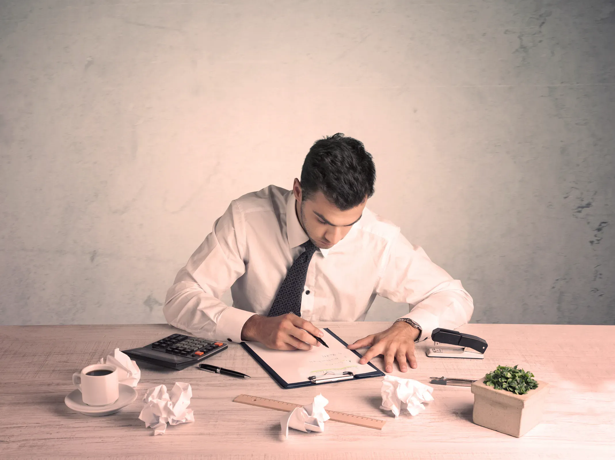 Um homem de negócios sentado em sua mesa, trabalhando com documentos.