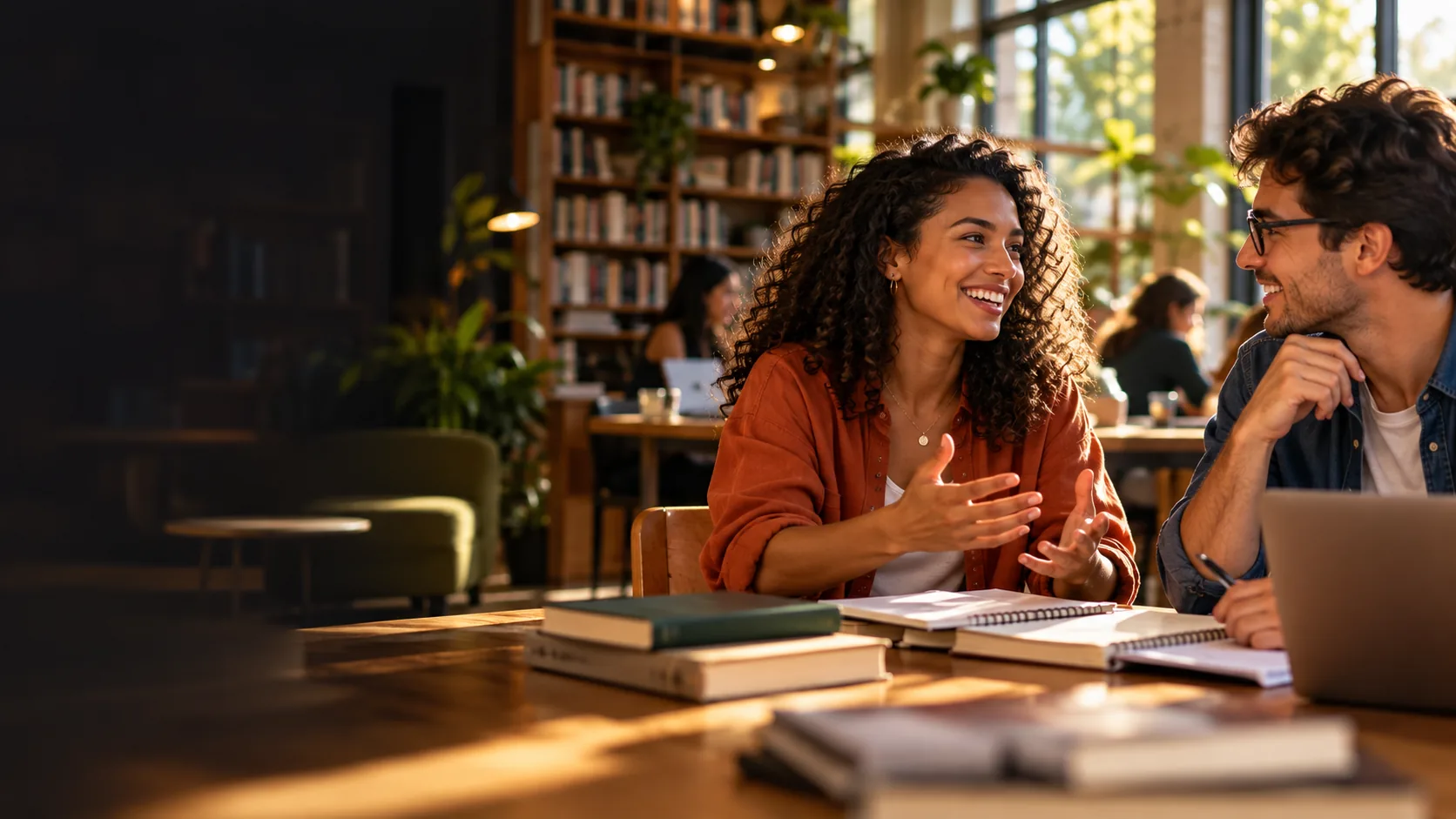 Duas pessoas conversam em um espaço de estudos